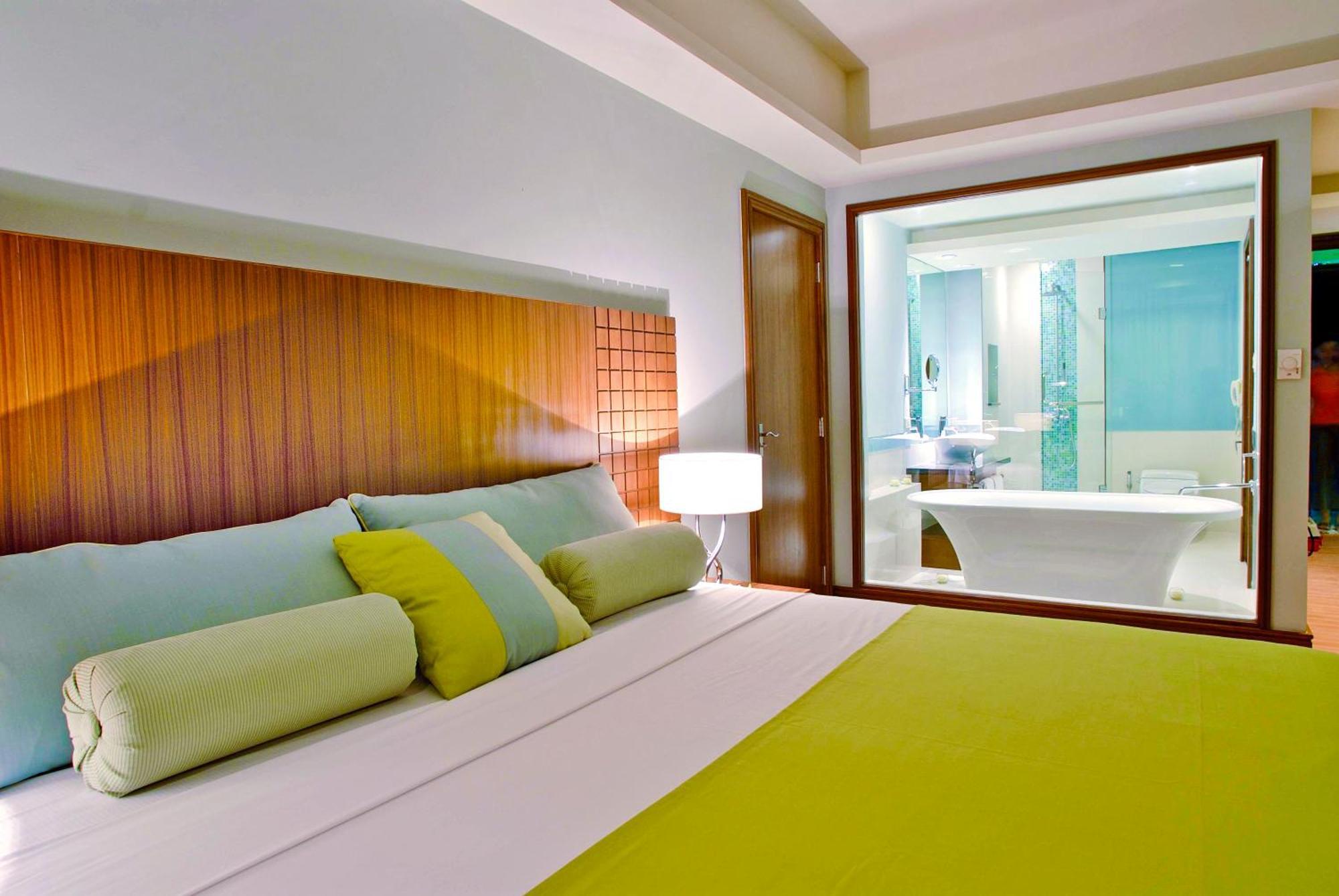 The Lighthouse Marina Resort Olongapo City Exteriör bild