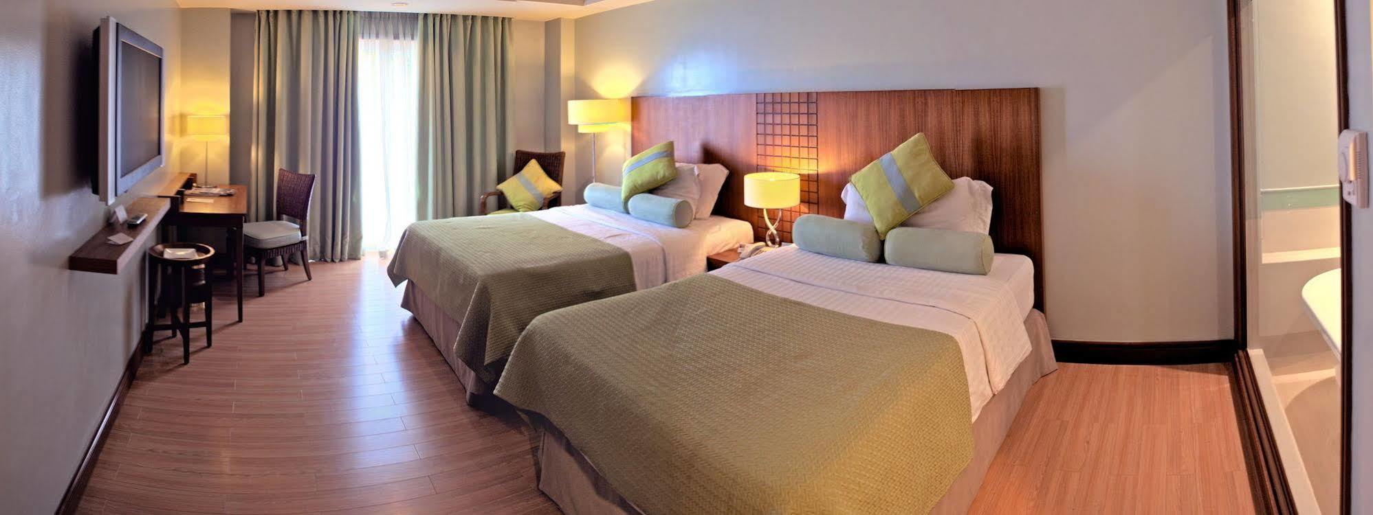 The Lighthouse Marina Resort Olongapo City Exteriör bild