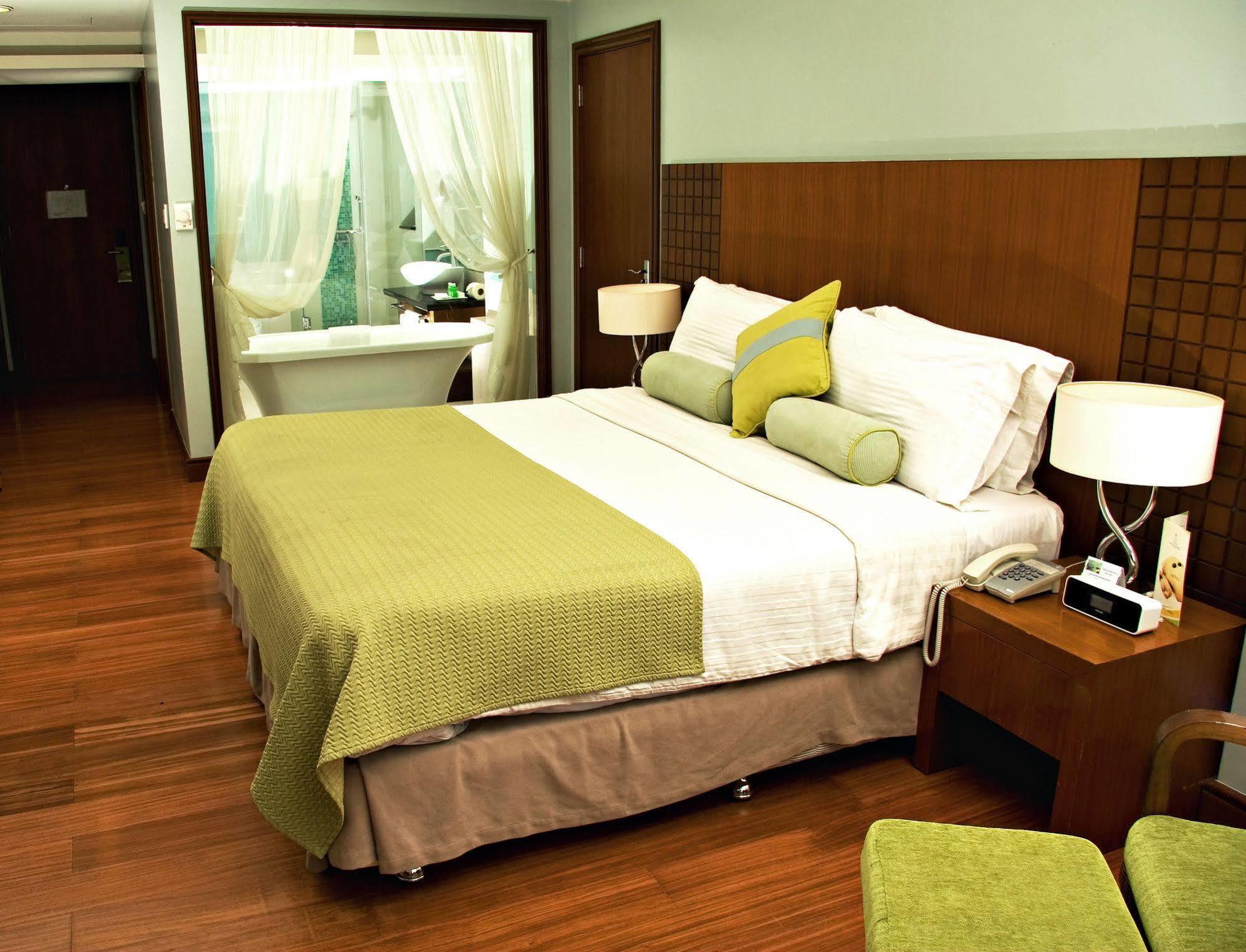The Lighthouse Marina Resort Olongapo City Exteriör bild