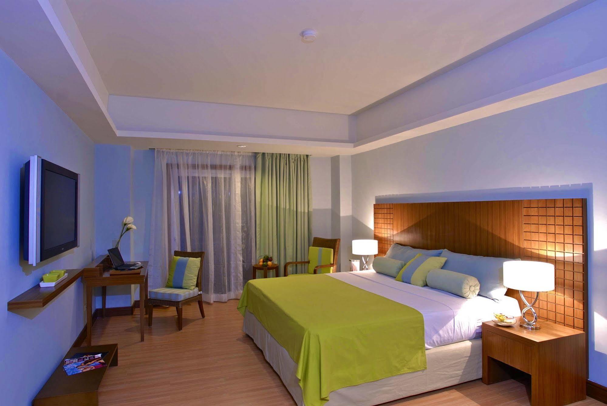 The Lighthouse Marina Resort Olongapo City Exteriör bild