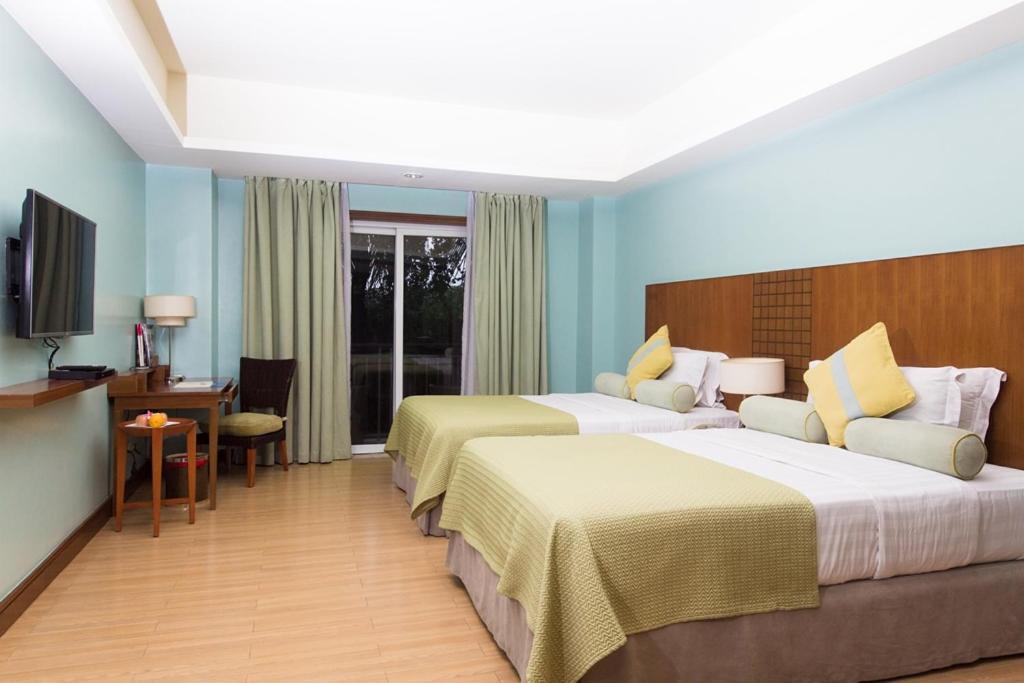 The Lighthouse Marina Resort Olongapo City Exteriör bild
