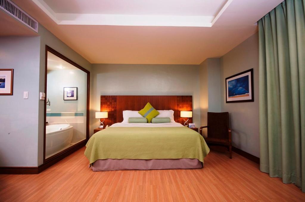 The Lighthouse Marina Resort Olongapo City Exteriör bild